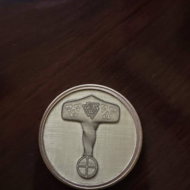 3D printed coin with hammer design - Flameingo Forge